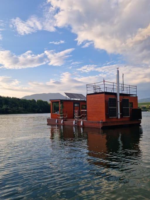 Aquachill Houseboat & Wellness Hotel Liptovsky Trnovec Exterior photo