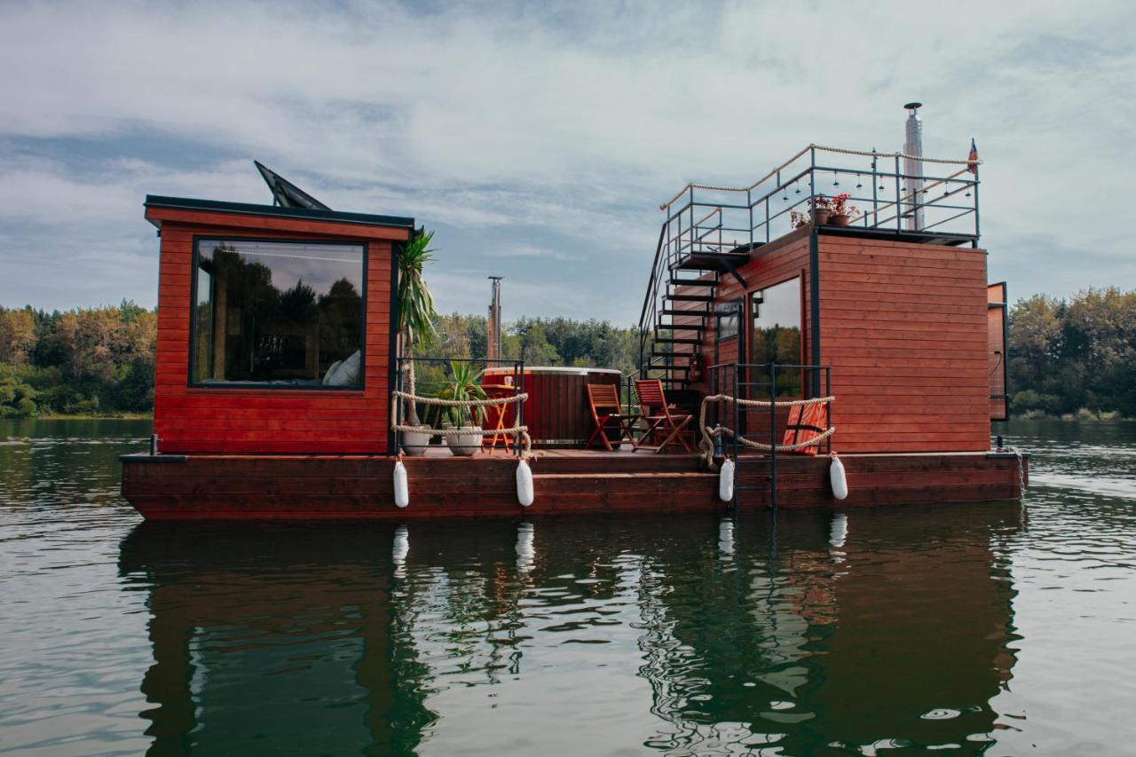 Aquachill Houseboat & Wellness Hotel Liptovsky Trnovec Exterior photo