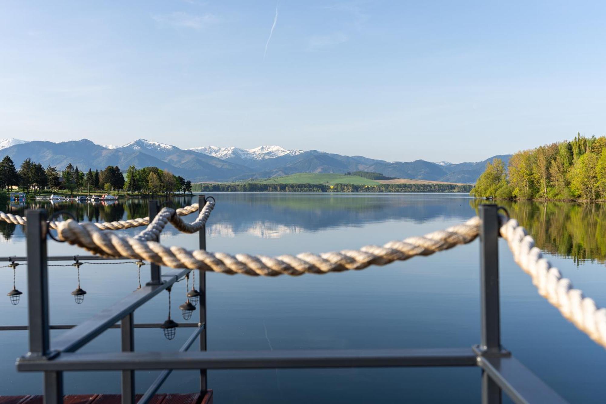 Aquachill Houseboat & Wellness Hotel Liptovsky Trnovec Exterior photo