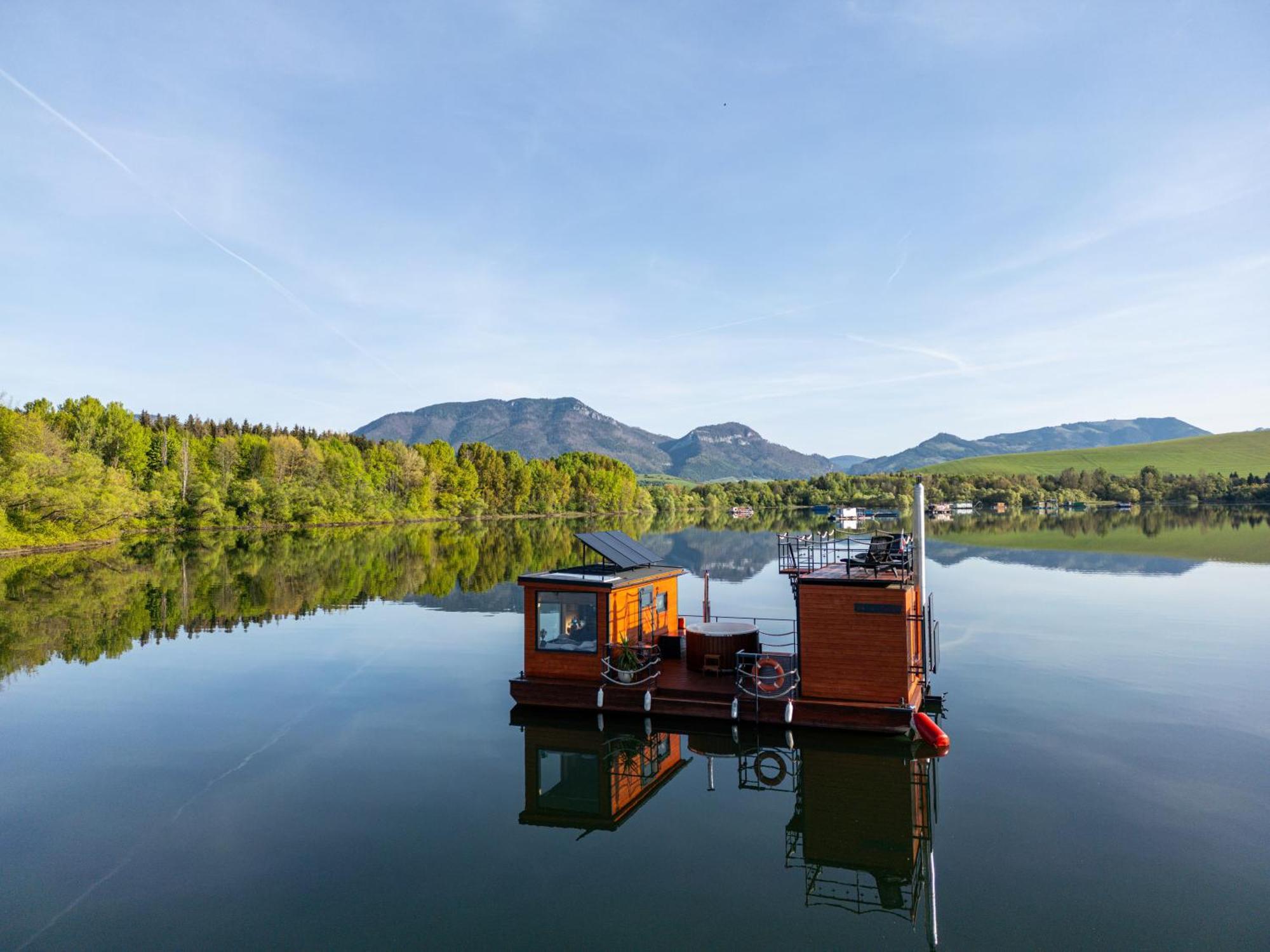 Aquachill Houseboat & Wellness Hotel Liptovsky Trnovec Exterior photo