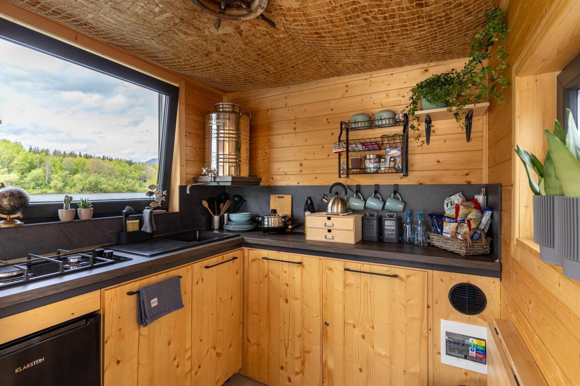 Aquachill Houseboat & Wellness Hotel Liptovsky Trnovec Exterior photo