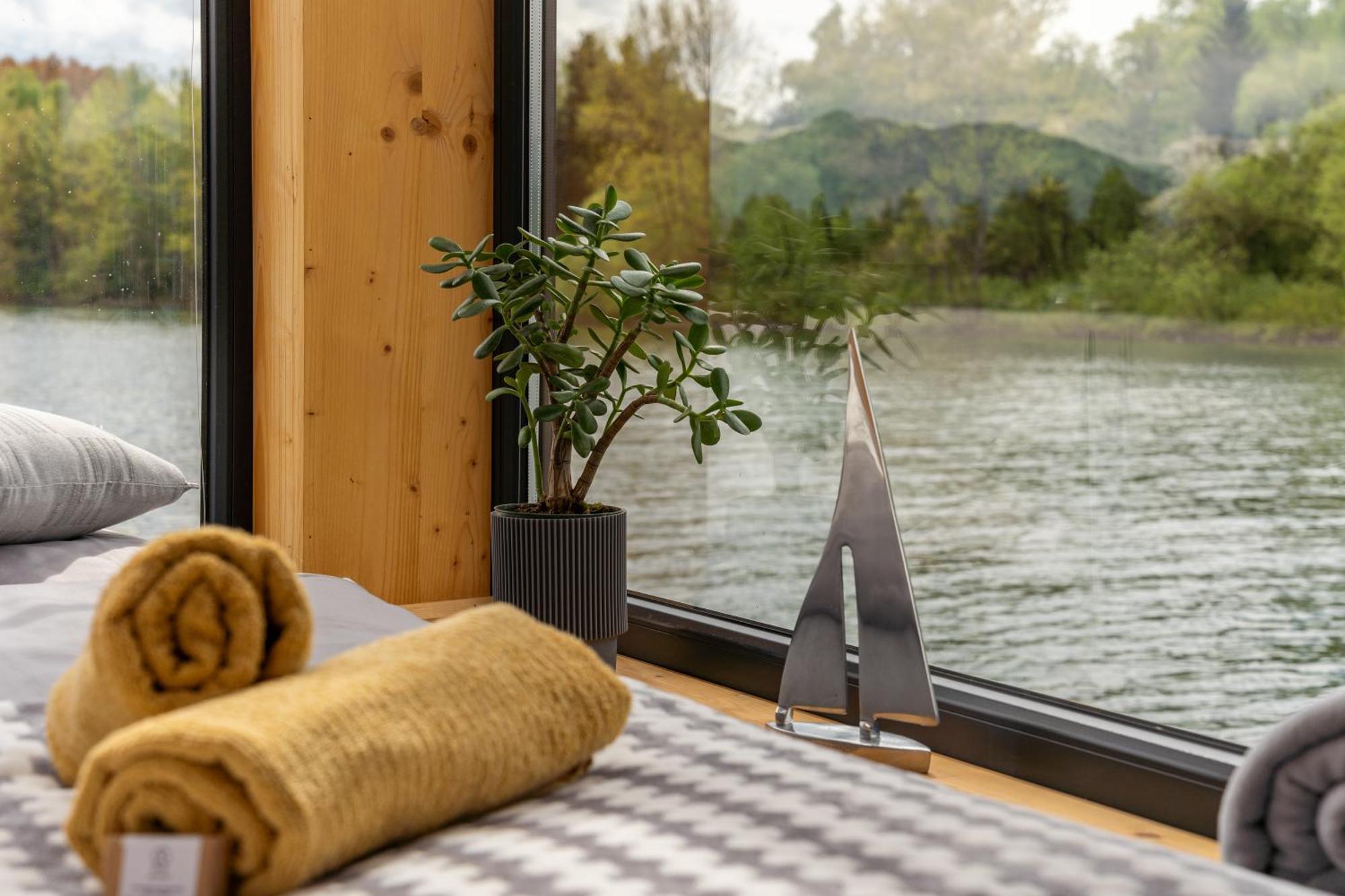 Aquachill Houseboat & Wellness Hotel Liptovsky Trnovec Exterior photo